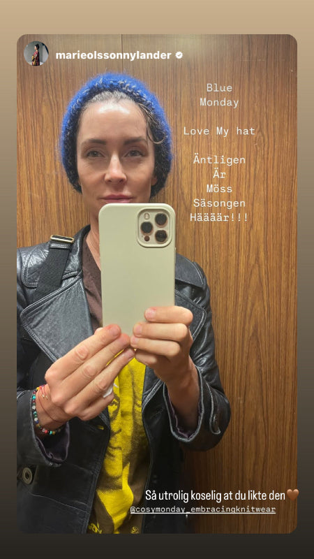 Marie Olsson Nylander i blå strikke flettelue