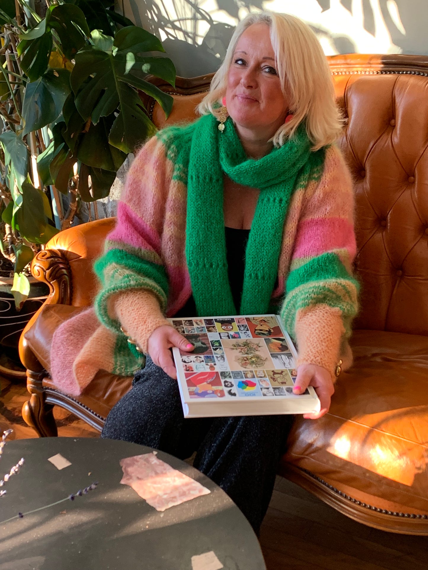 Embrace Me - Et lettstrikket skjerf, designet med hullstrikk