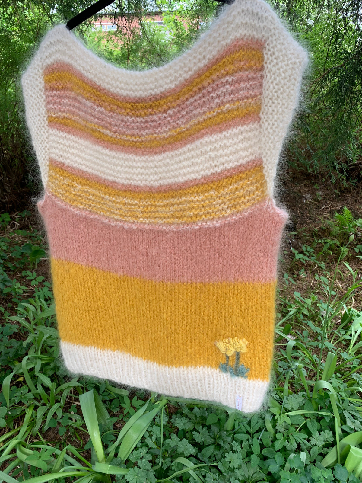 The Dandelion – stripet vest med håndbroderte løvetenner