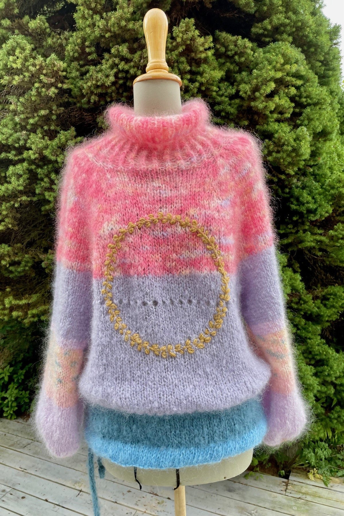 Pinky Promise – rosa og lilla mohairgenser med puffermer og brodert gullsirkel på brystet
