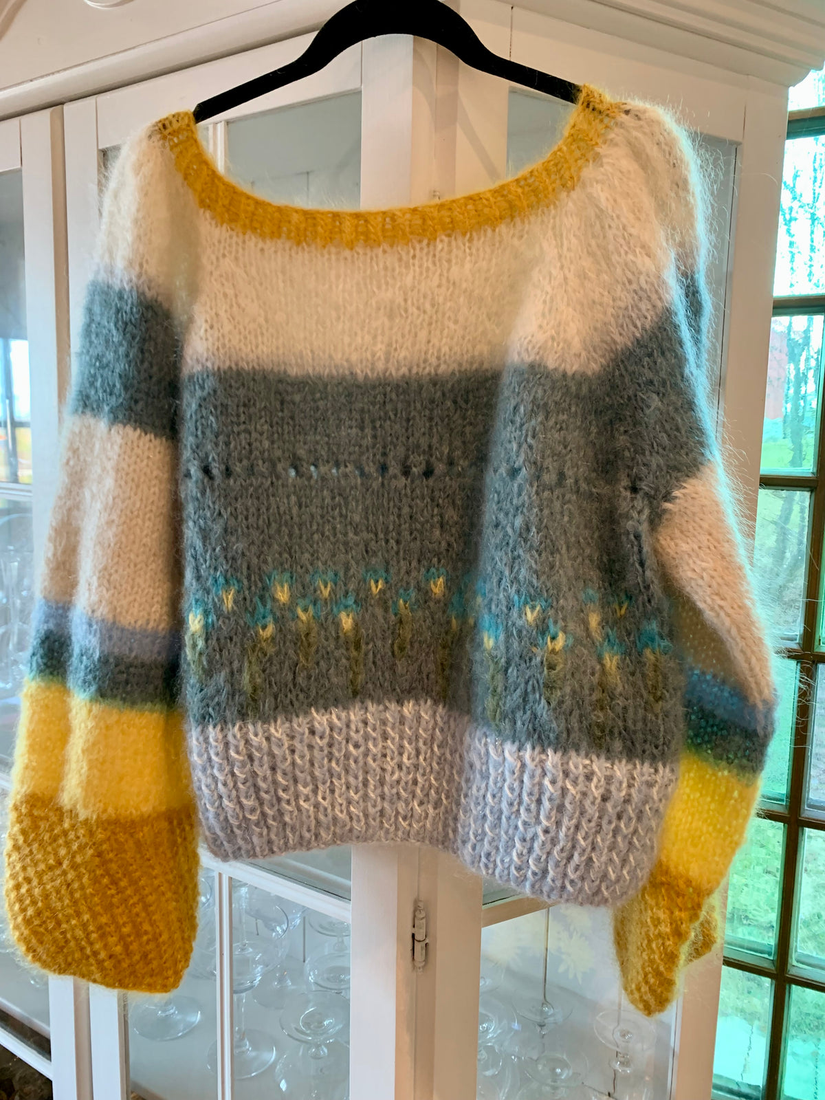 Airy mohair sweater with colourwork and hand-embroidered forget-me-nots – Forget Me Not from CosyMonday