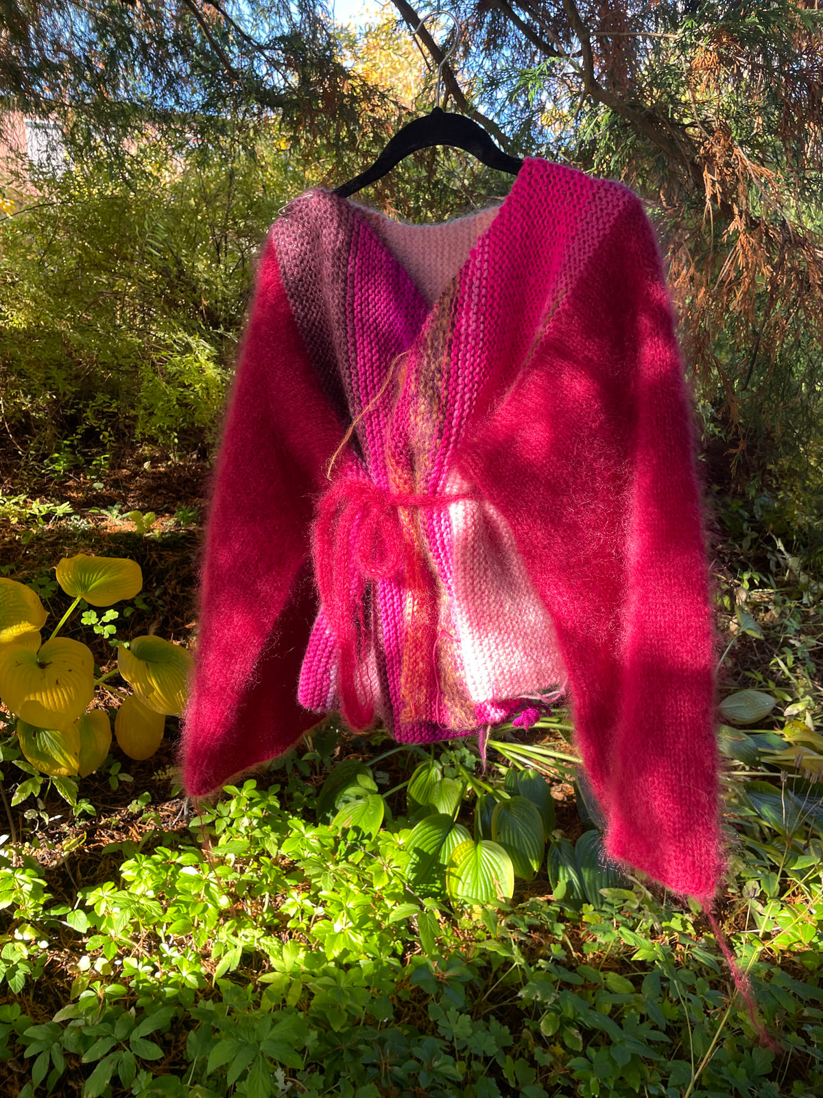 Romantic wrap jacket in wool and mohair in soft pink tones – Wildflower from CosyMonday