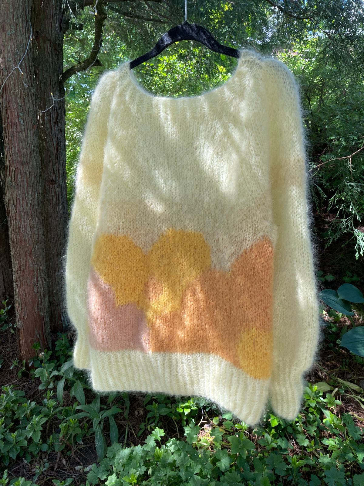 Mohairgenser i gultoner med bohemske blomster og vid hals – Bohemian Rhapsody fra CosyMonday
