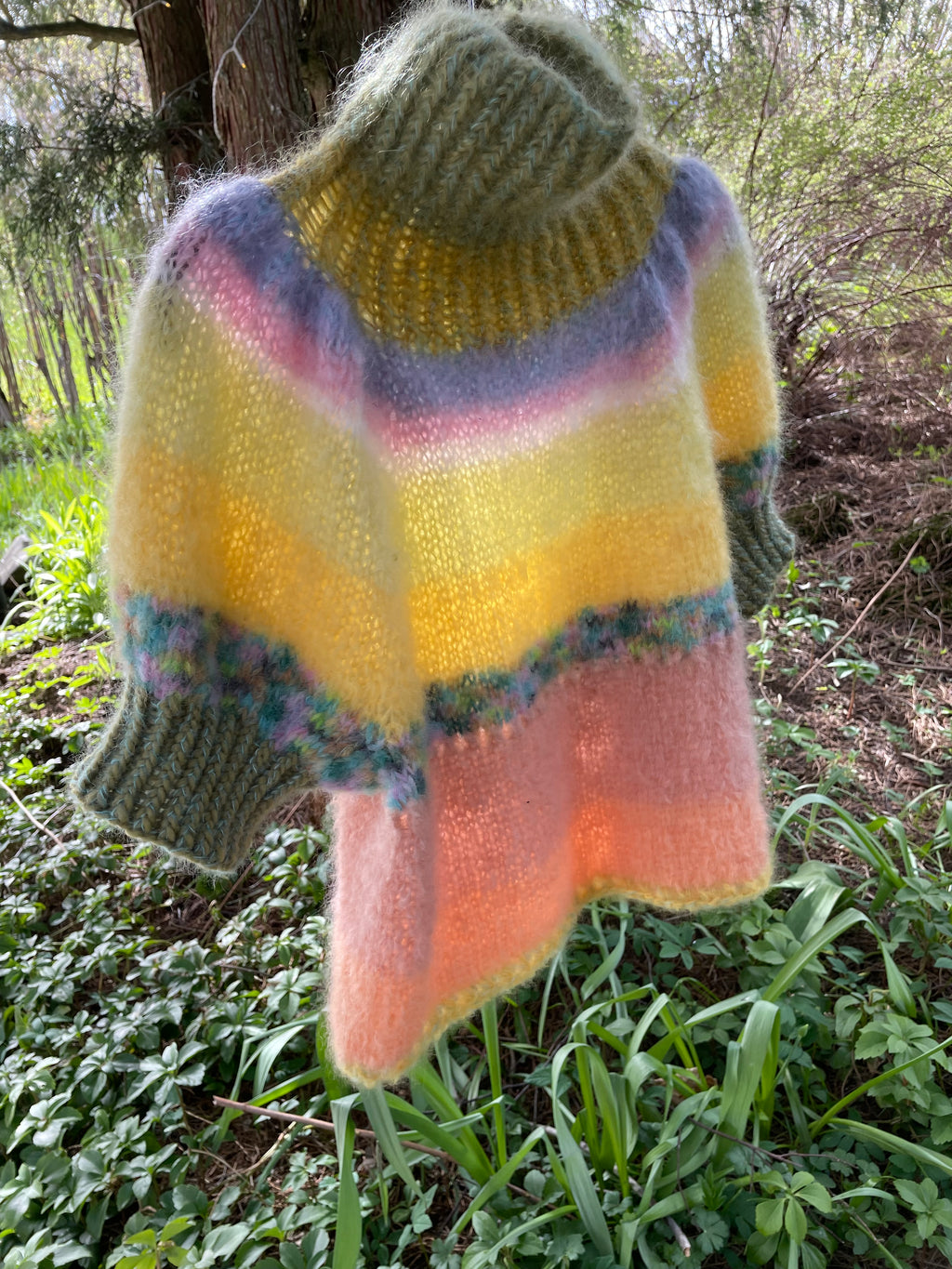 Hello Summer – håndstrikket kort genser med pufferme – The Sweater