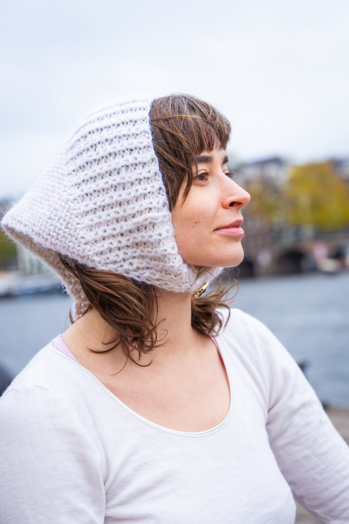 Anna's Hood Scarf – City (håndstrikket)