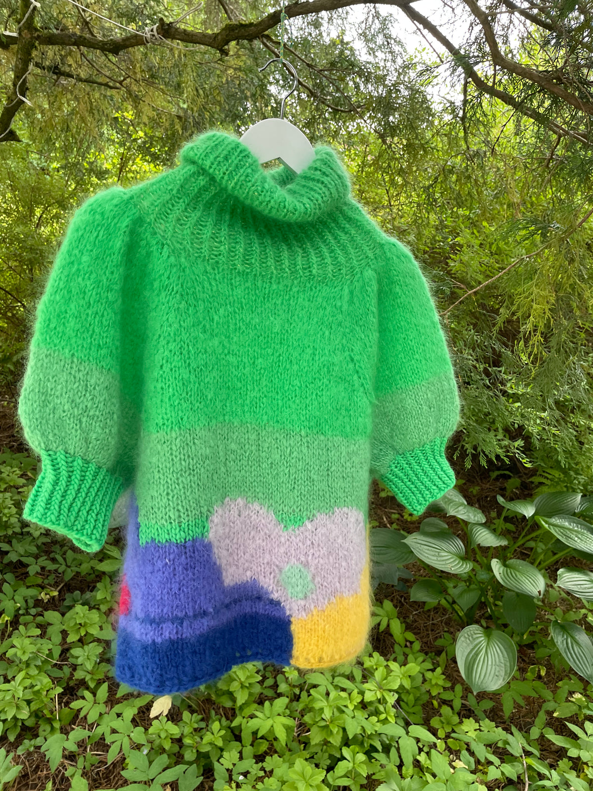 Flower Power – håndstrikket genser med blomster – The Sweater