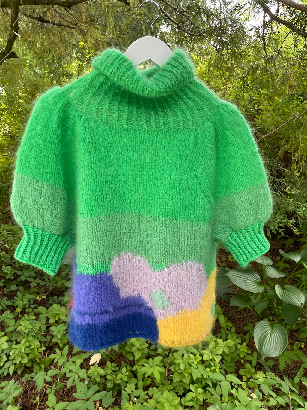 Flower Power – håndstrikket genser med blomster – The Sweater