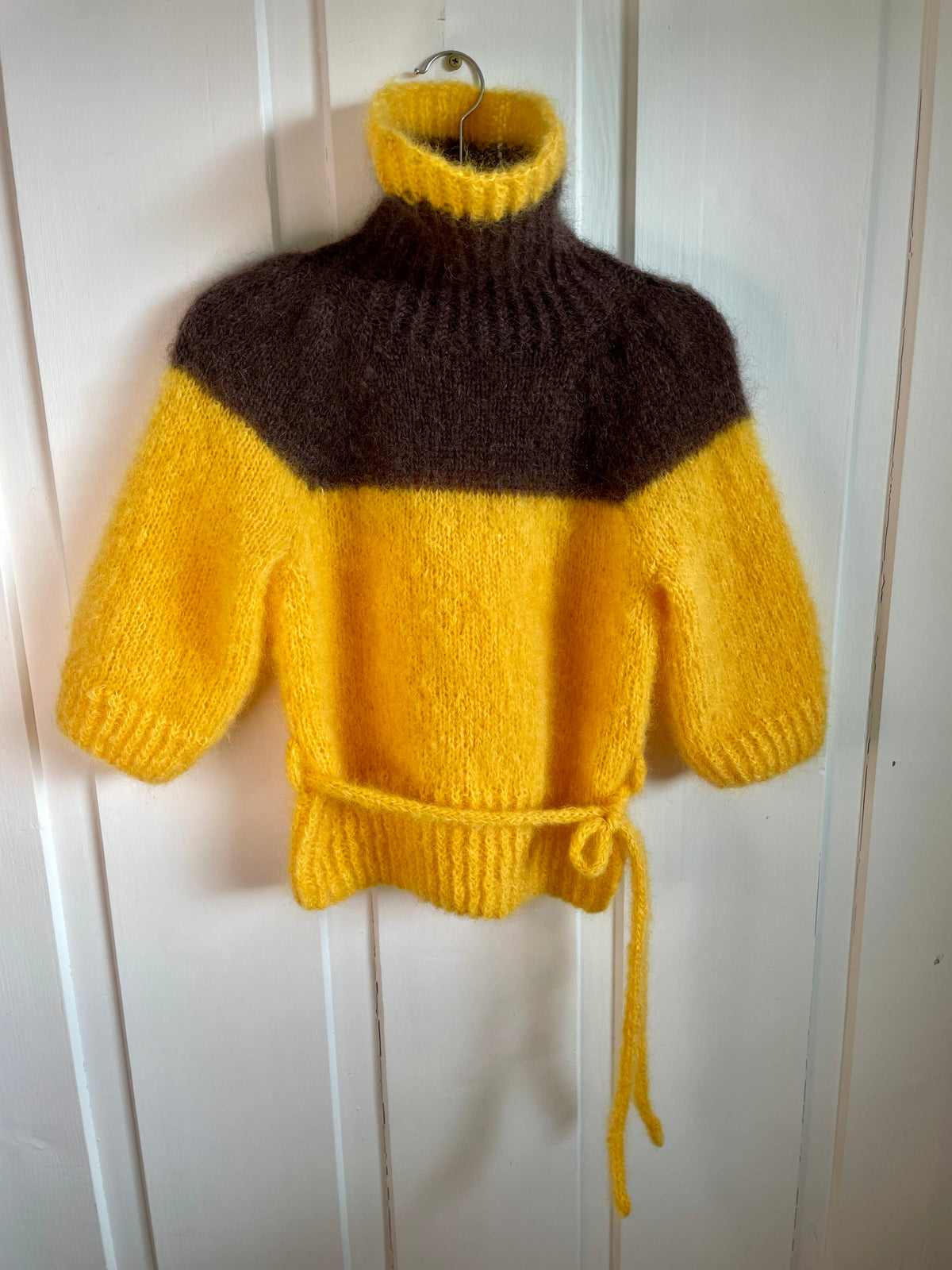 Luftig gul mohairgenser med feminine puffermer – Yellow Mellow fra CosyMonday