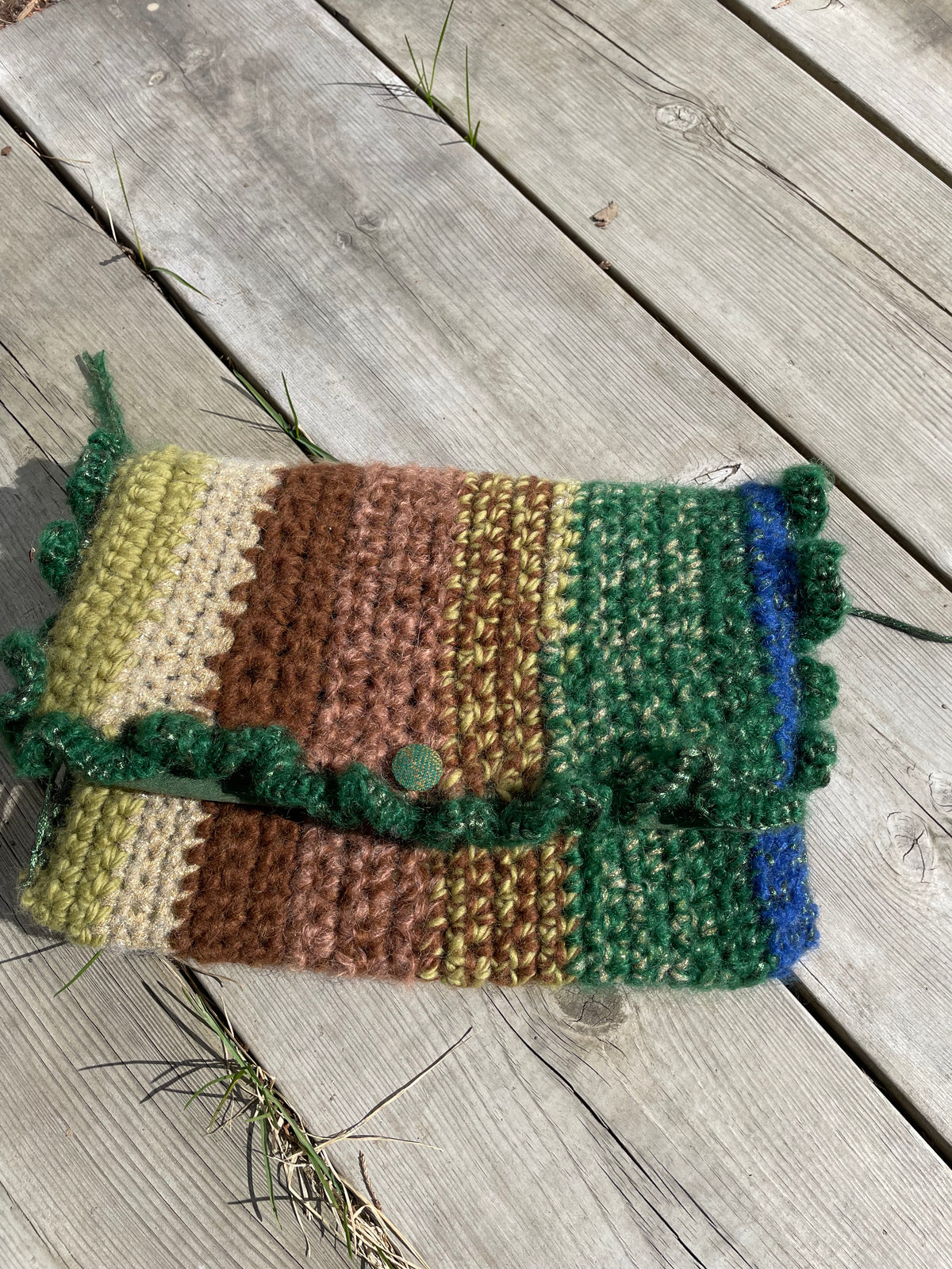 Romslig heklet veske i dobbelt garn med bølgekant og silkedetaljer – Always Lovable Bag fra CosyMonday