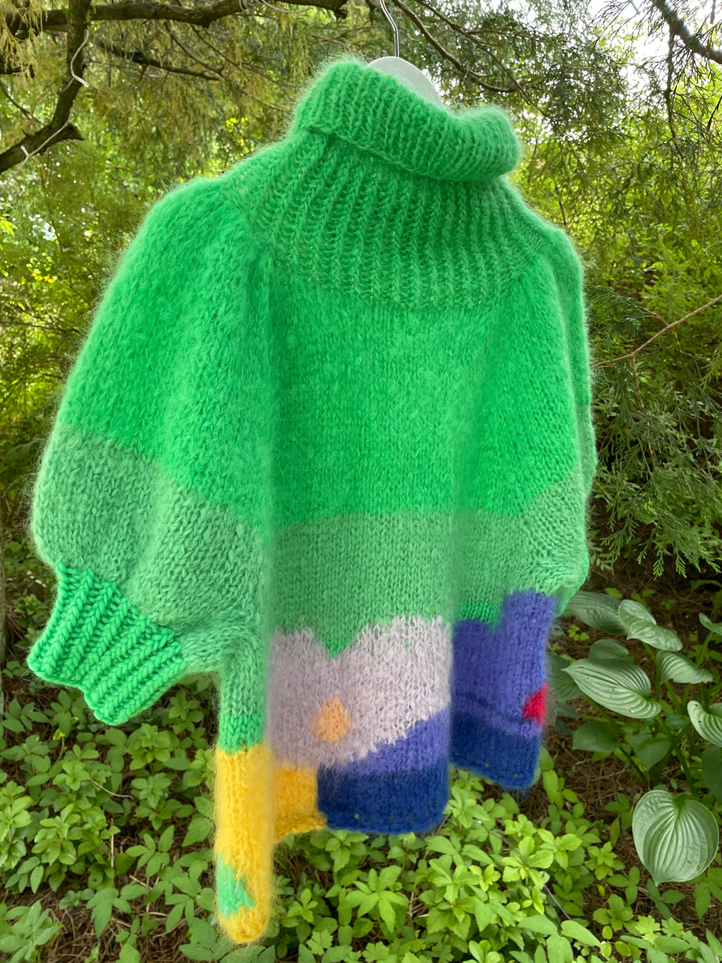 Flower Power – håndstrikket genser med blomster – The Sweater