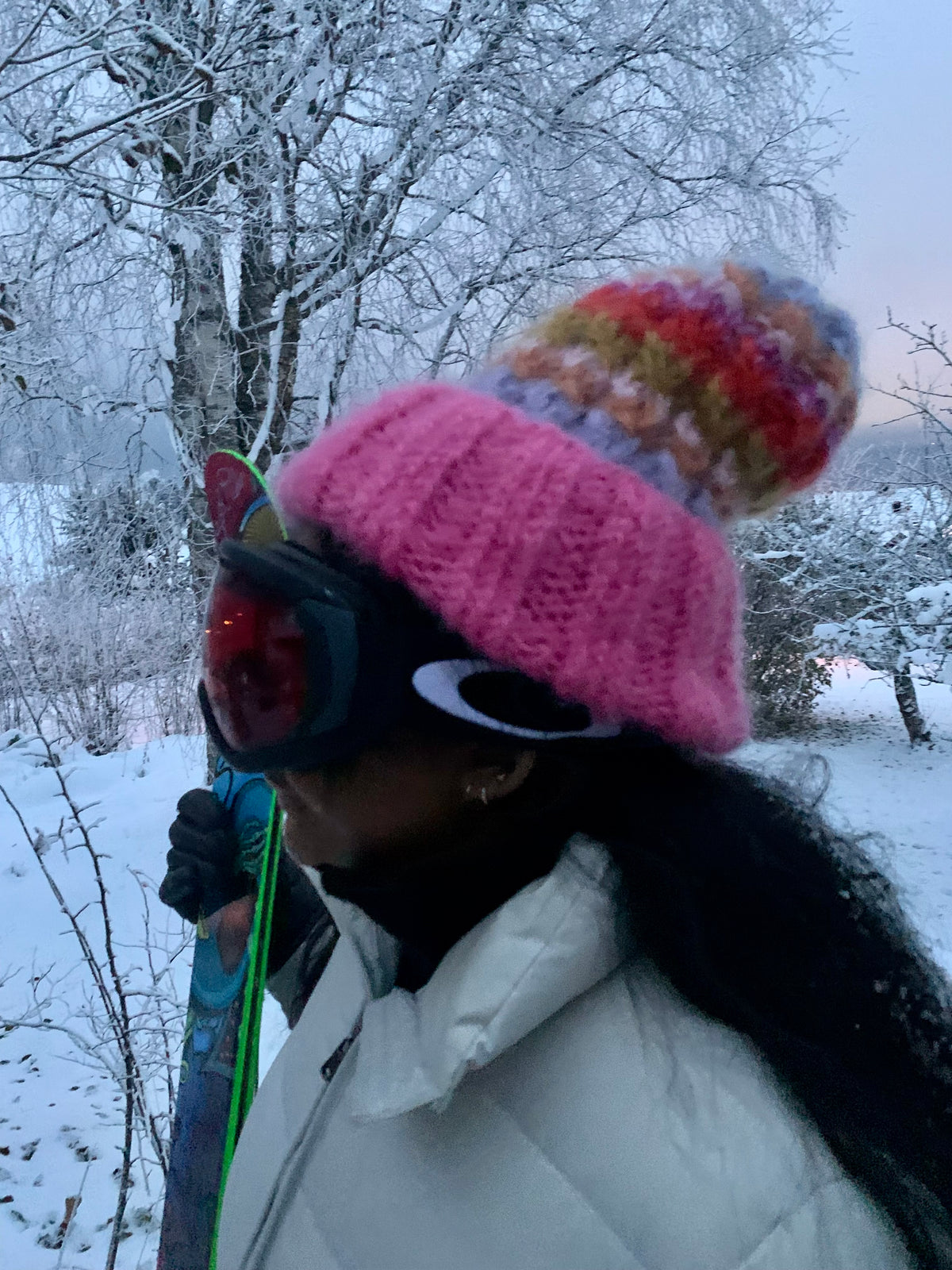 Stripet rosa beanie i mohair med flettestrikk – Bohemian Ski fra CosyMonday