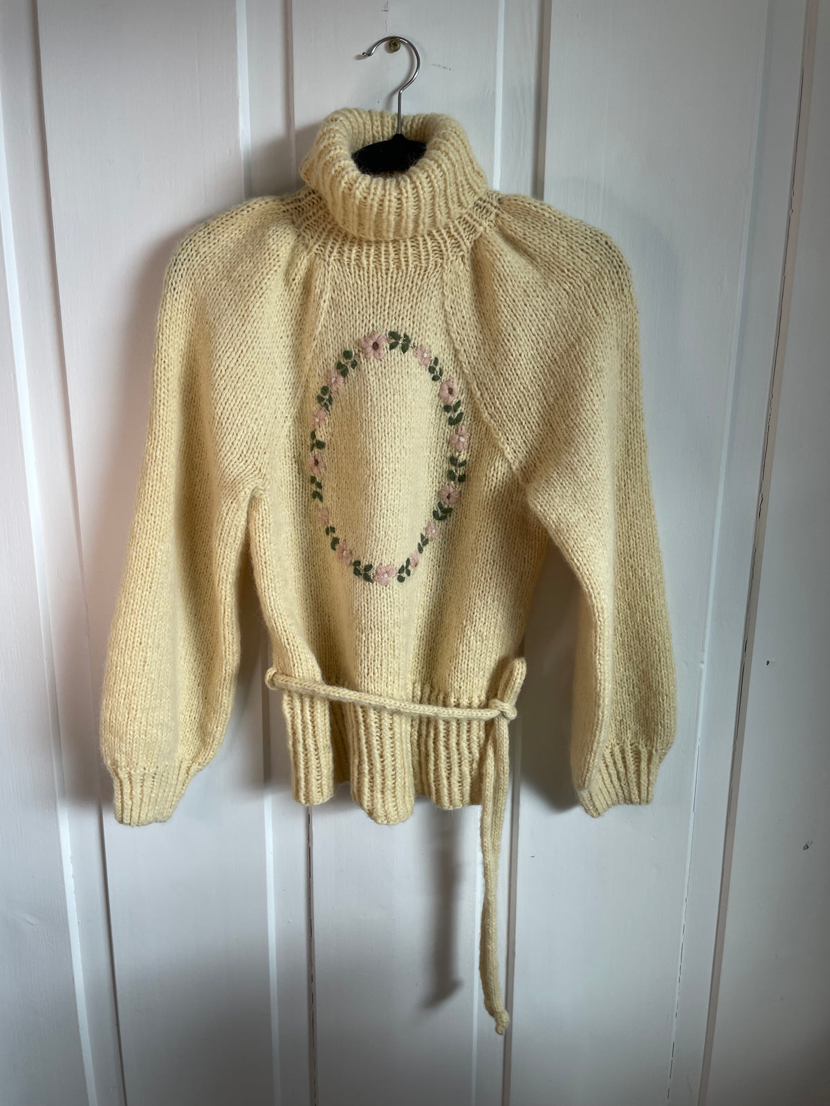 Lett sommergenser i Puno med broderte blomster – Leaves Summer Edition fra CosyMonday