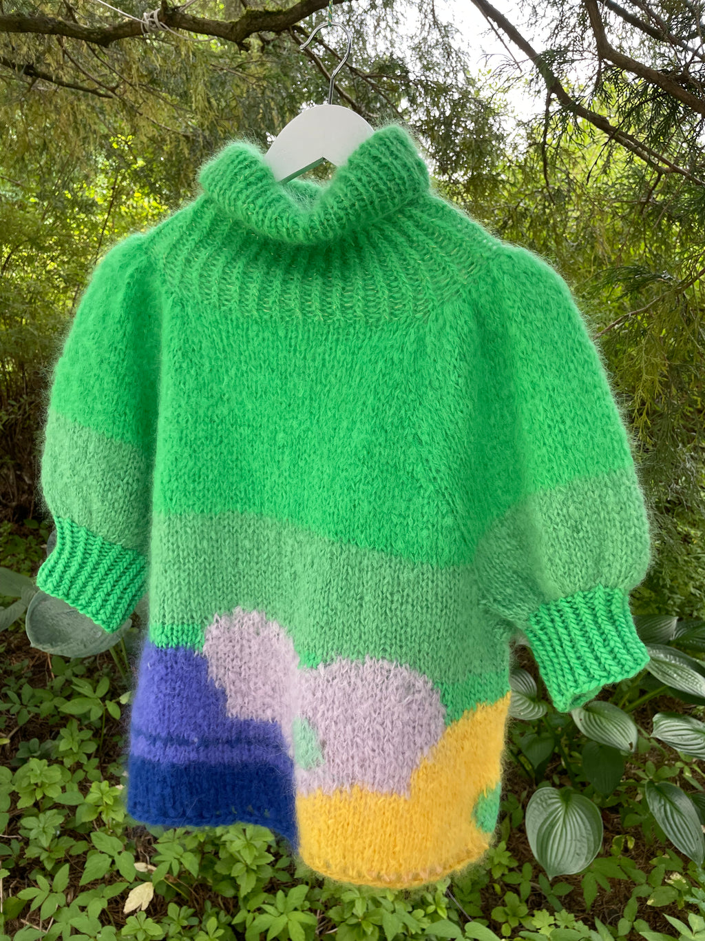 Bohemsk genser i mohair og ull med blomster, høy hals og puffermer – Flower Power fra CosyMonday