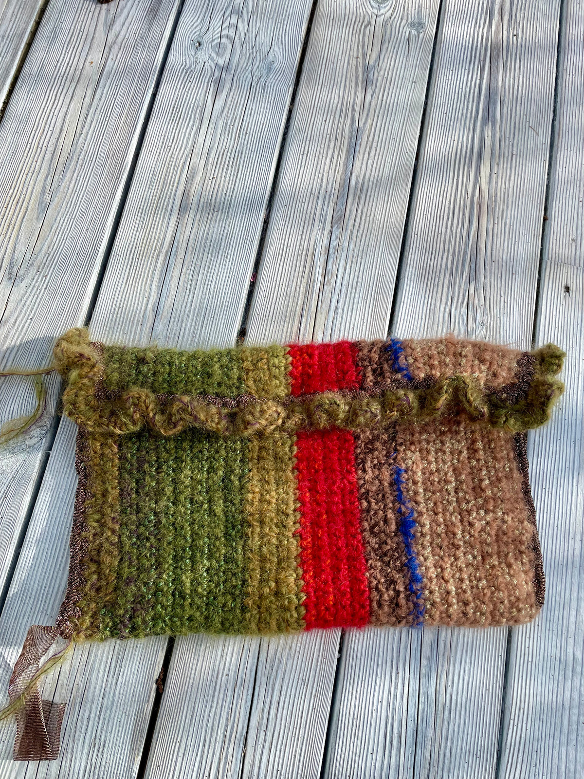 Heklet veske i mohair med glitterkant, bølgekant og fargestriper – Always Lovable Raw fra CosyMonday