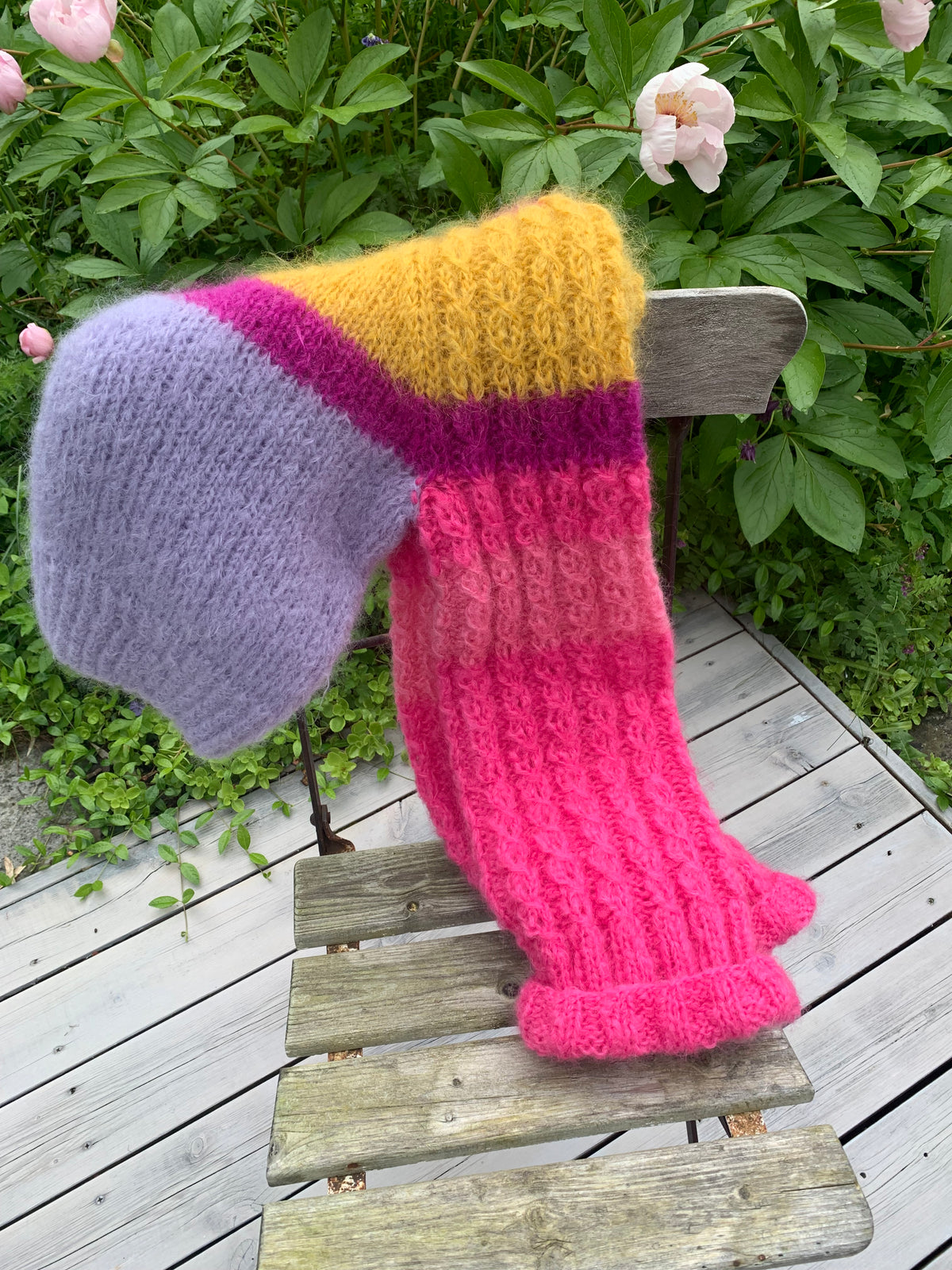 Håndstrikket ermeløs topp i gule og brune toner med halvpatent – Pink Summer fra CosyMonday