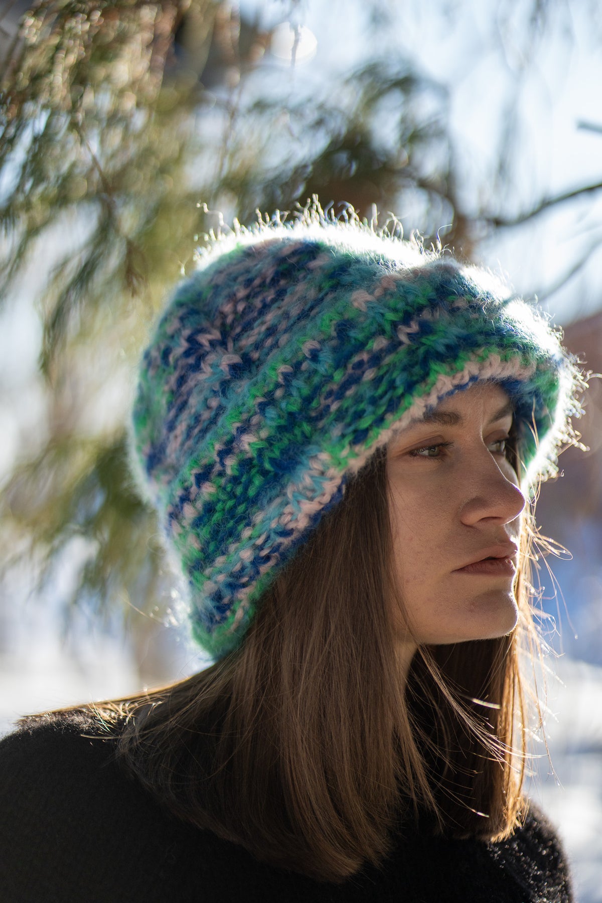 Beanie in mosaic knitting with cables in blue and green tones – The Striped Flow from CosyMonday