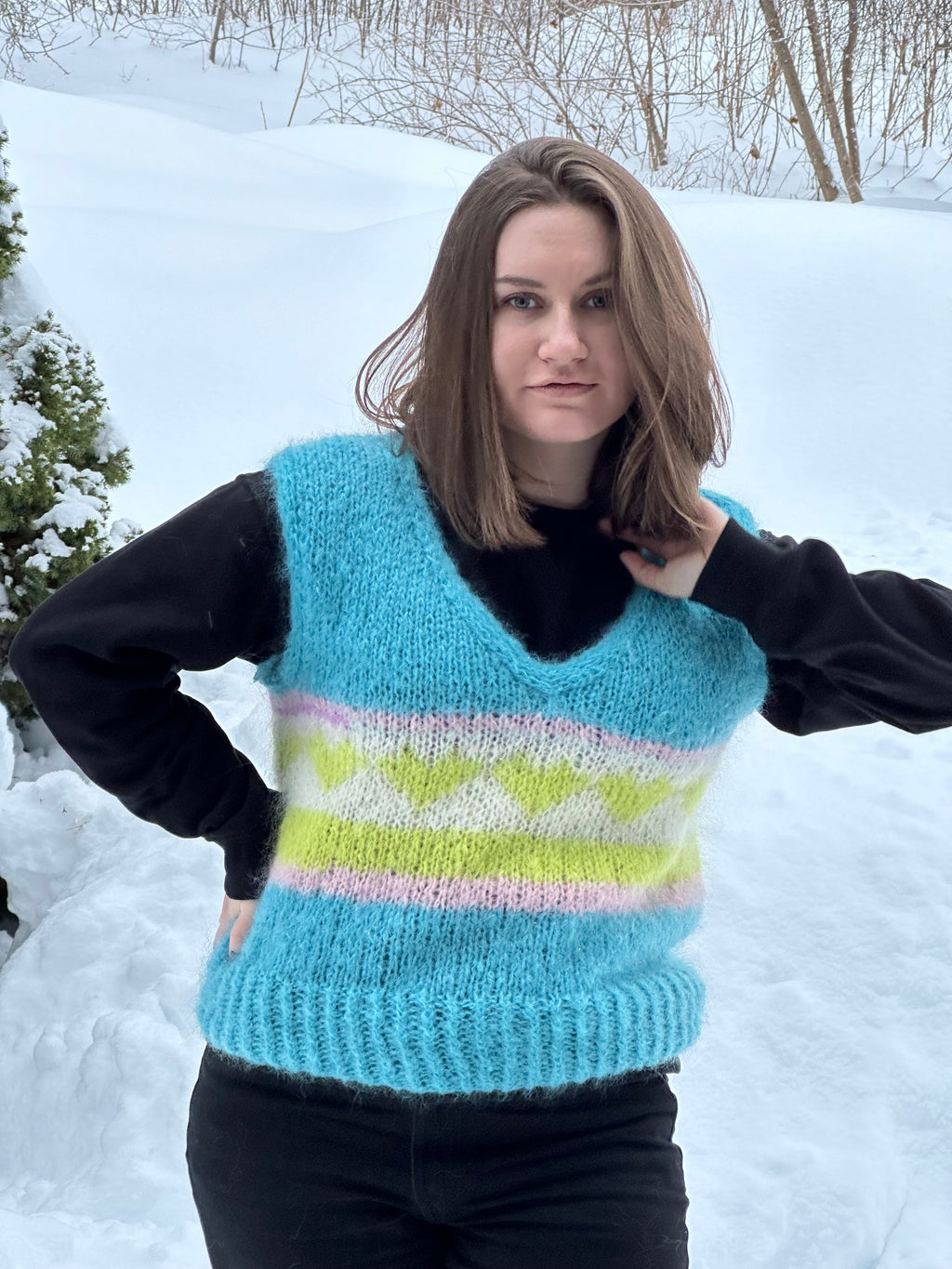 Mohairvest med hjertestrikk, V-hals og i-cord-kant i sommerfarger – Colour Me fra CosyMonday