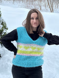 Mohairvest med hjertestrikk, V-hals og i-cord-kant i sommerfarger – Colour Me fra CosyMonday