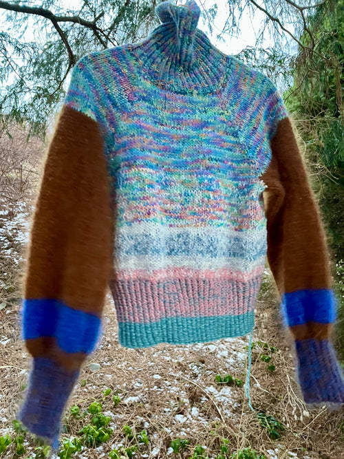 80-tallsinspirert genser i blå mohair og ull-linblanding – A Daydream in Blue fra CosyMonday