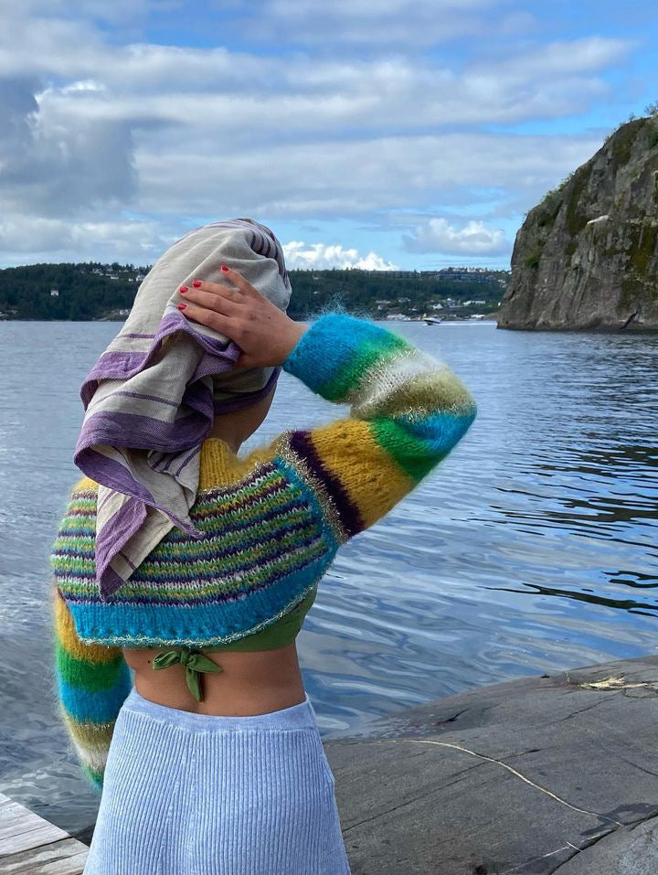 Kort mohaircardigan med striper og snøring i halsen – My Summer Lotus fra CosyMonday