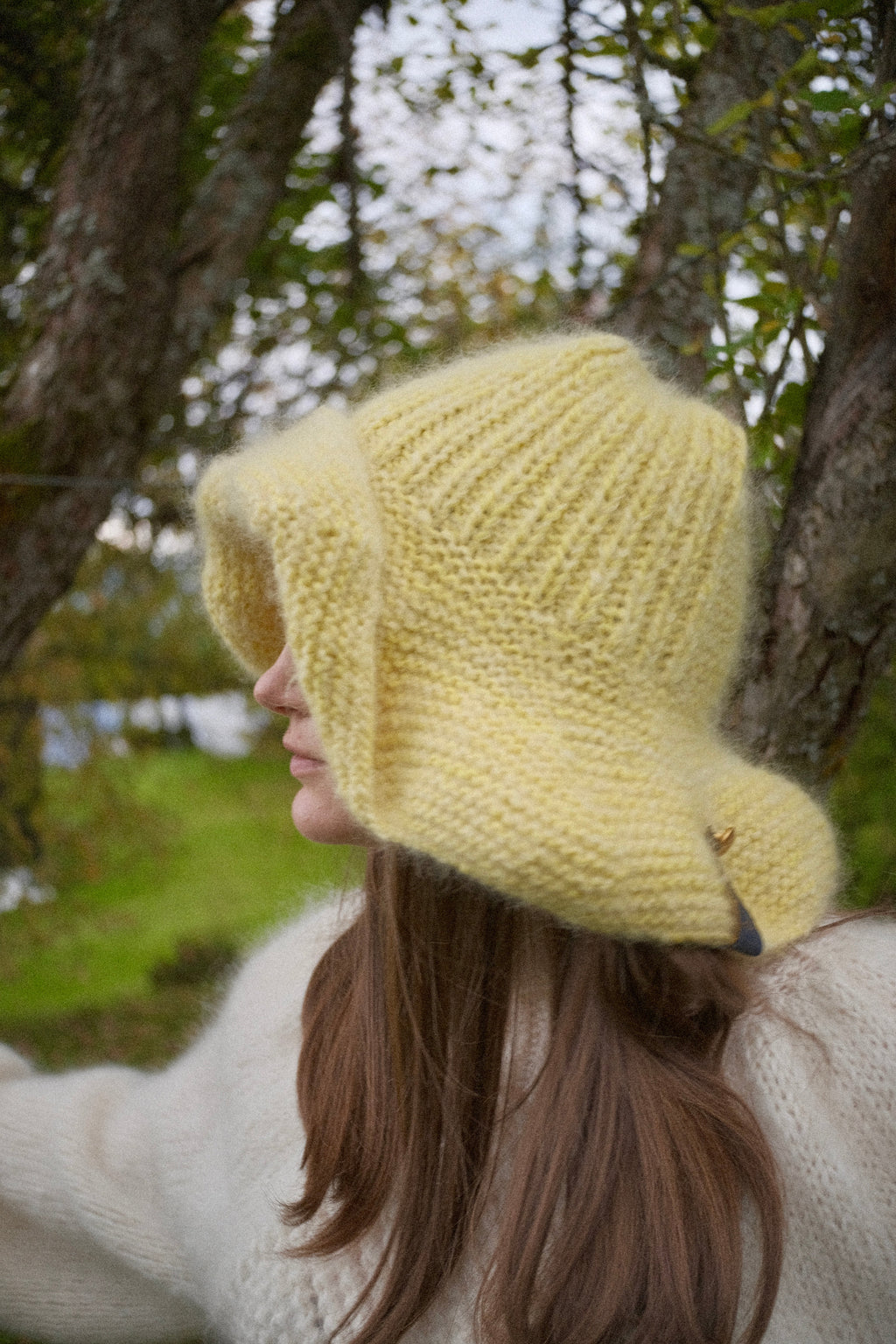 Håndstrikket solgul hatt i mohair og ull med bred oppbrett og gullknapp – Anastasias Yellow fra CosyMonday