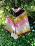 Barneponcho med hette, sommerstriper og dusker – Little Miss Sunshine Junior fra CosyMonday