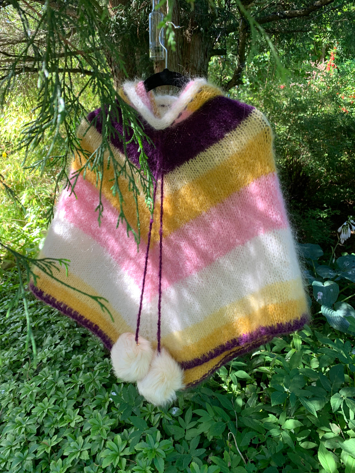 Barneponcho med hette, sommerstriper og dusker – Little Miss Sunshine Junior fra CosyMonday