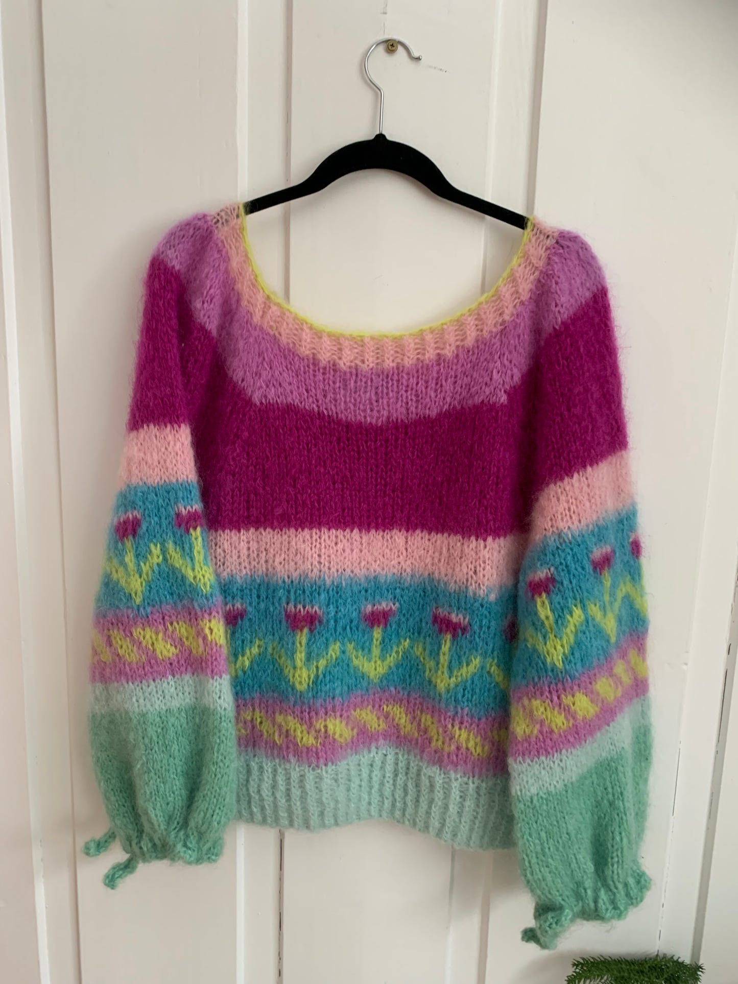 Bohemian Flowers - med vid hals -strikkeoppskrift