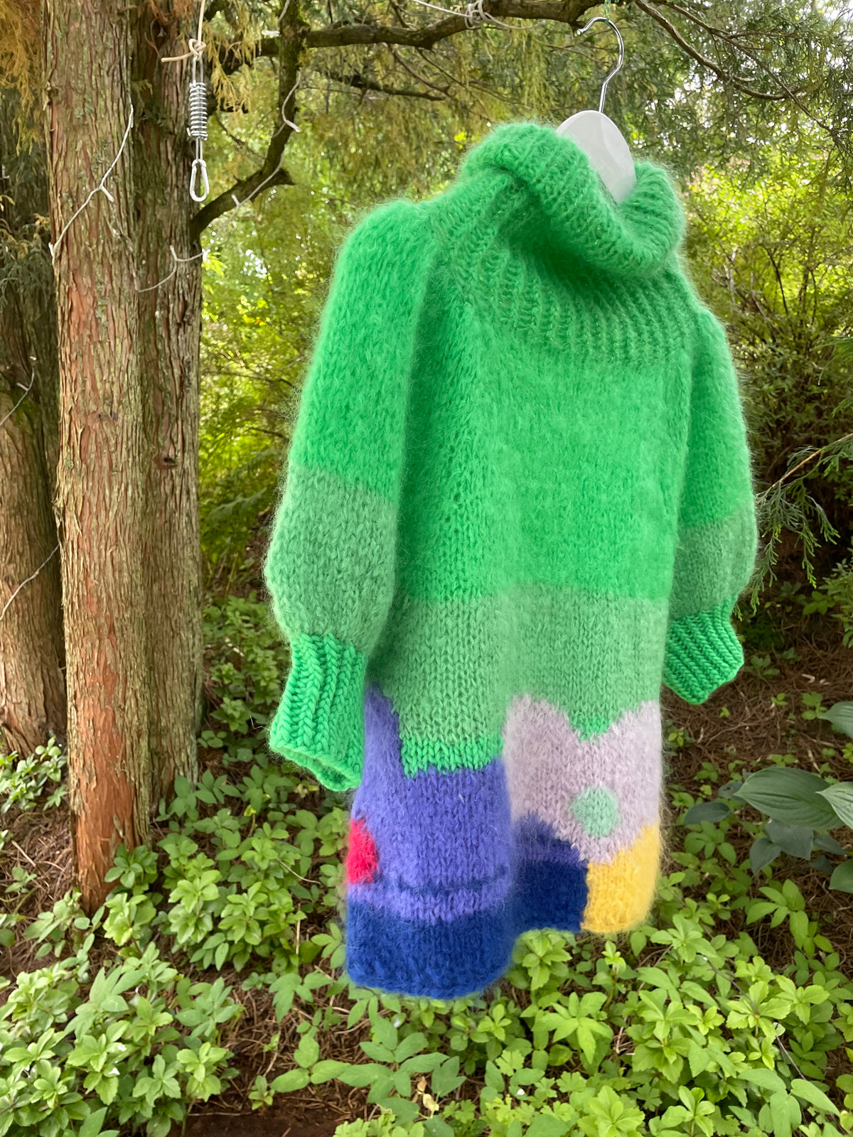 Flower Power – håndstrikket genser med blomster – The Sweater
