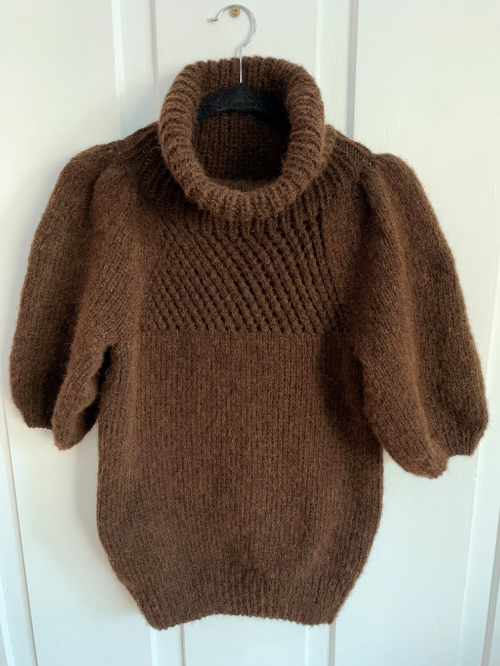 Raglan sweater in airy alpaca with lace pattern, puff sleeves and high neck – Chocolate from CosyMonday