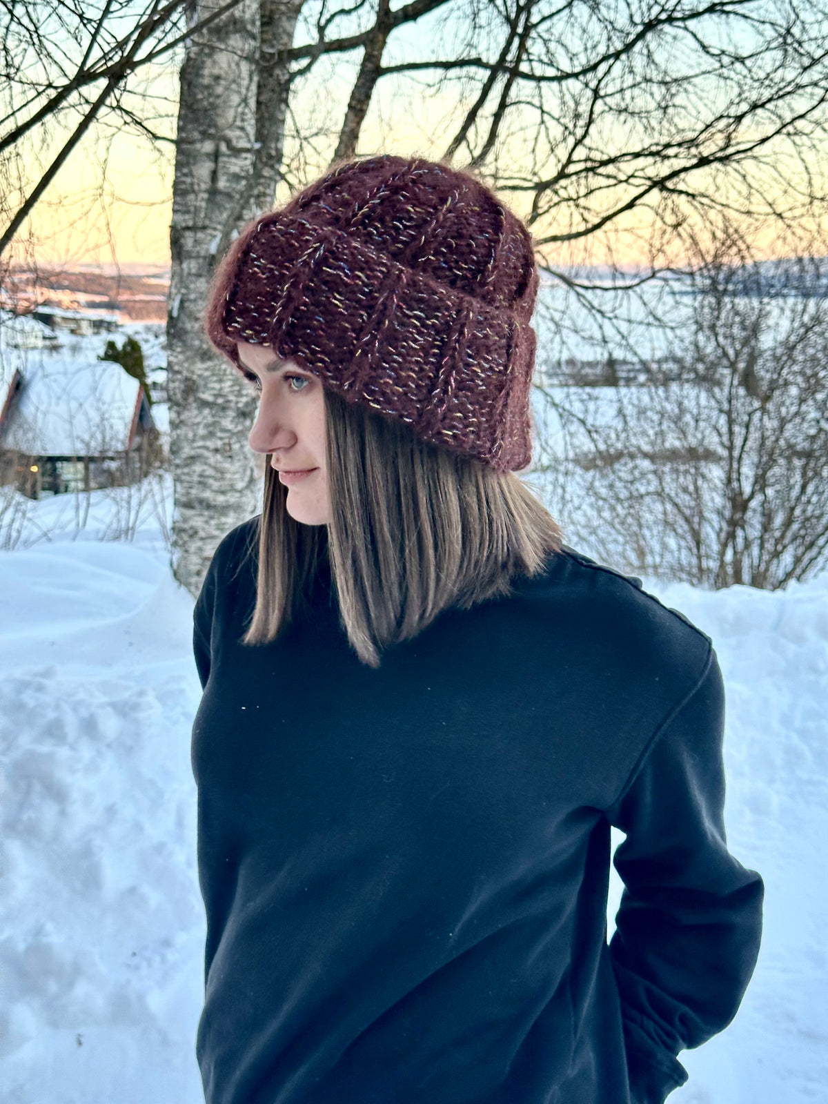 Brun vintage inspirert strikkelue