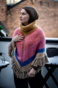 Kort poncho i alpakka, mohair og gull i rosatoner – The Pink Hour fra CosyMonday