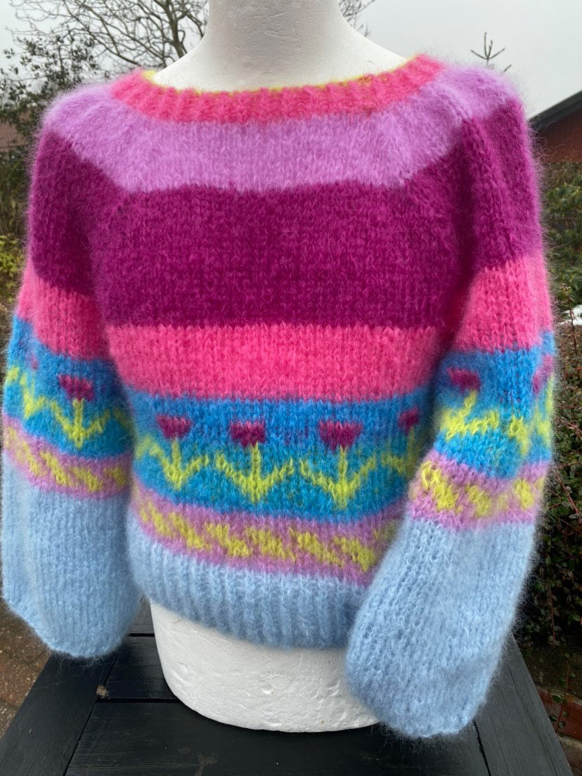 Bohemian Flowers - med vid hals -strikkeoppskrift