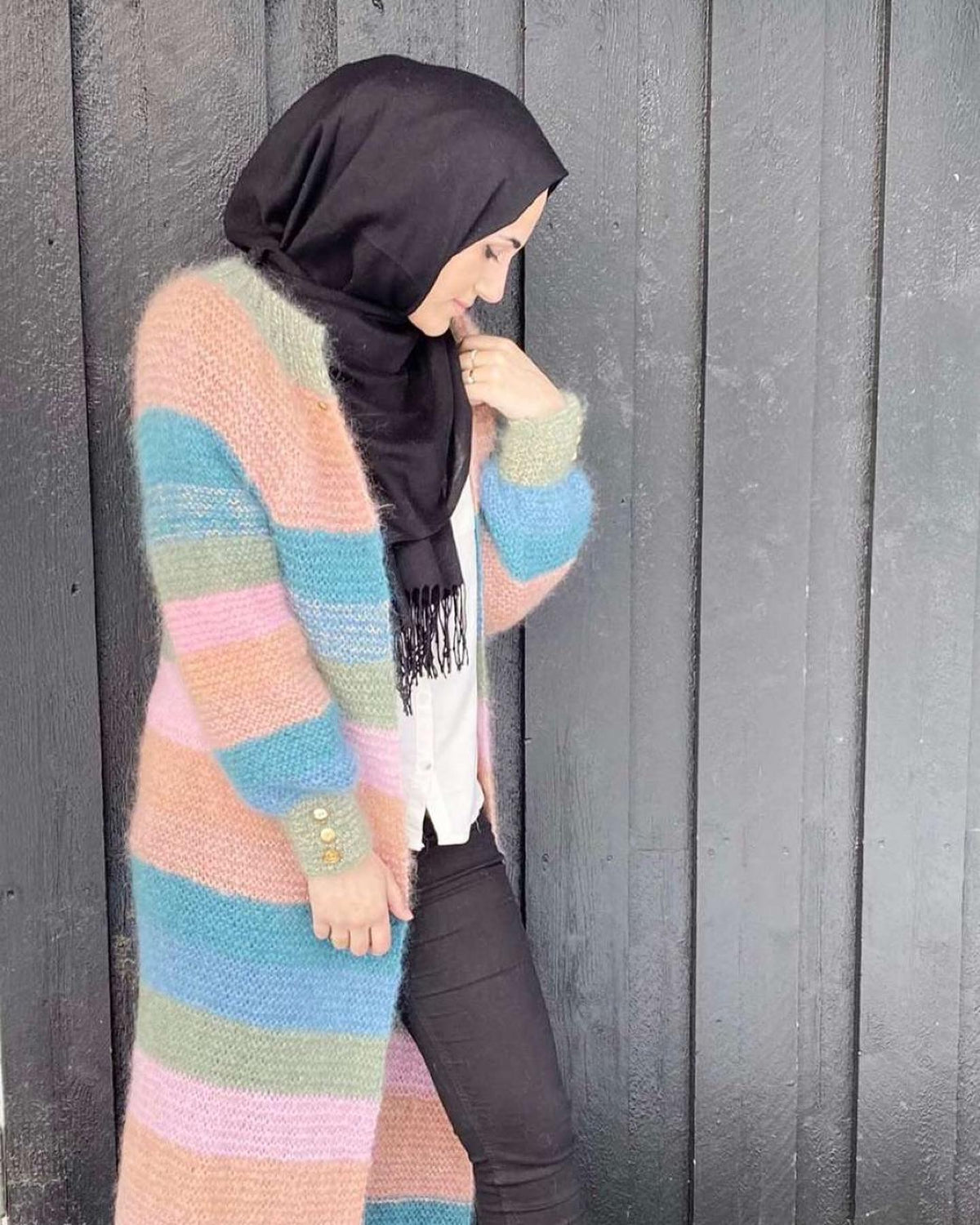 Lang stripet strikkekåpe i mohair med middelhavsfarger og gulltråd – Pink & Green Coloratura fra CosyMonday
