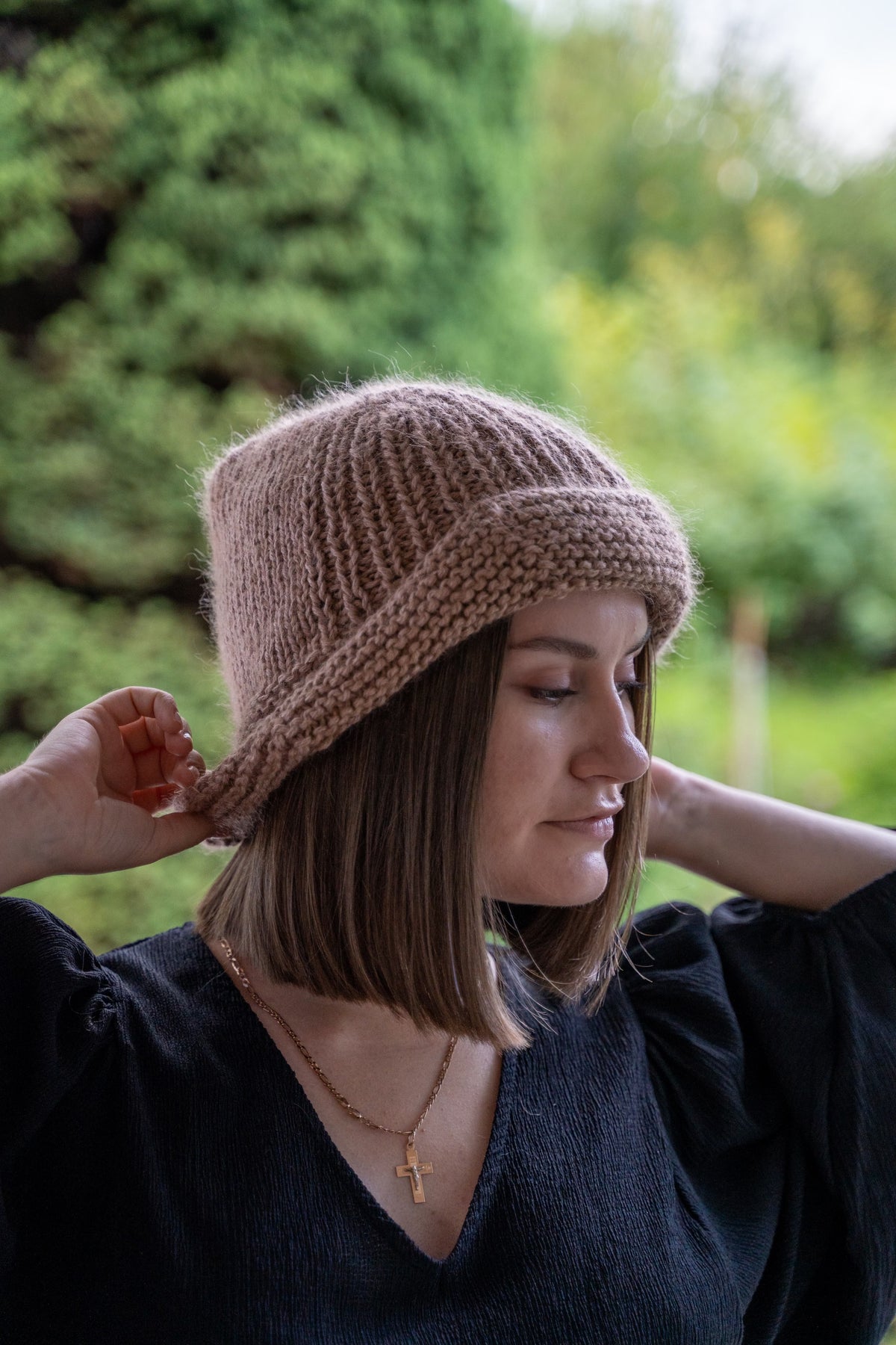 Hatt med bred rillebrem i halvpatent – My Autumn Hat fra CosyMonday
