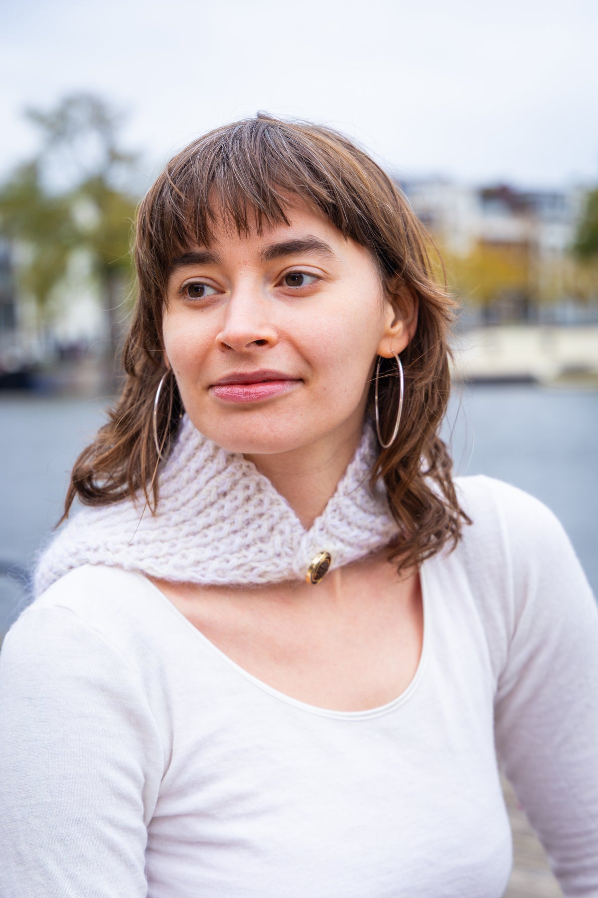 Anna's Hood Scarf – City (håndstrikket)