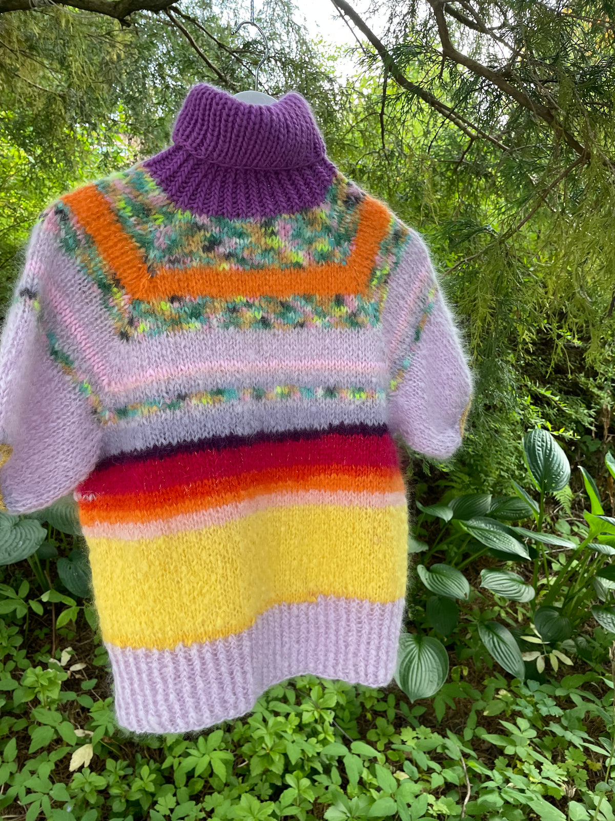 Håndstrikket genser i mohair og ull med høy hals, korte puffermer og gulldetaljer – For You fra CosyMonday