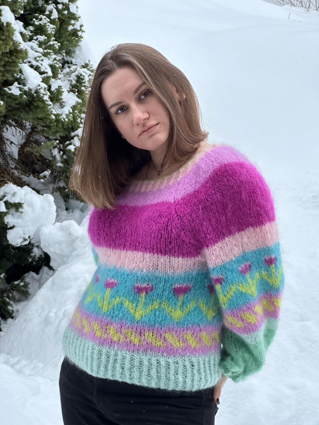 Springlike mohair sweater in granite stitch with puff sleeves and a tie at the hem – Bohemian Flowers from CosyMonday