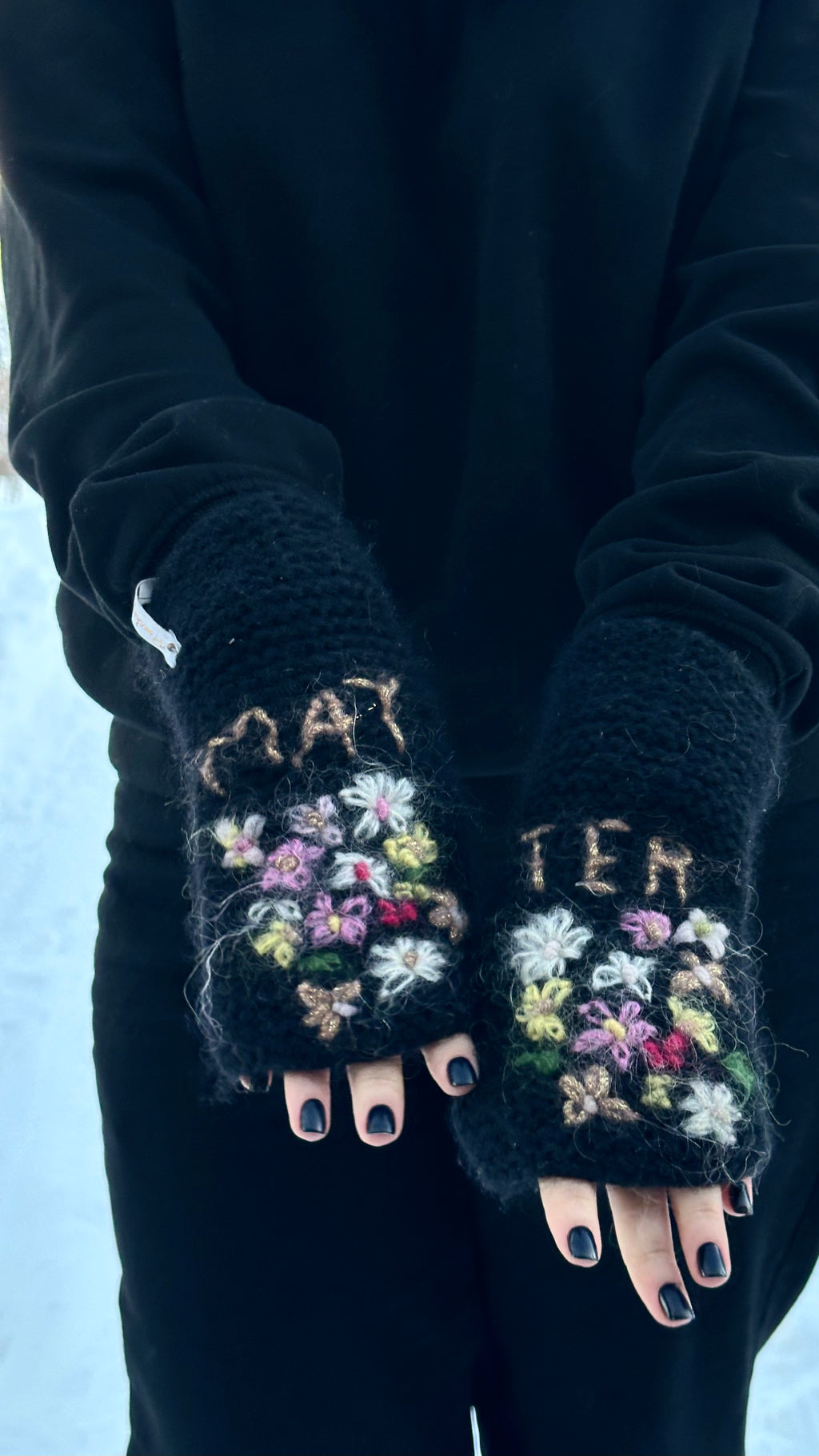 Pulsvanter i ribbe, flettestrikk og rillestrikk med blomster- og tekstbroderi – Live, Love, Matter fra CosyMonday
