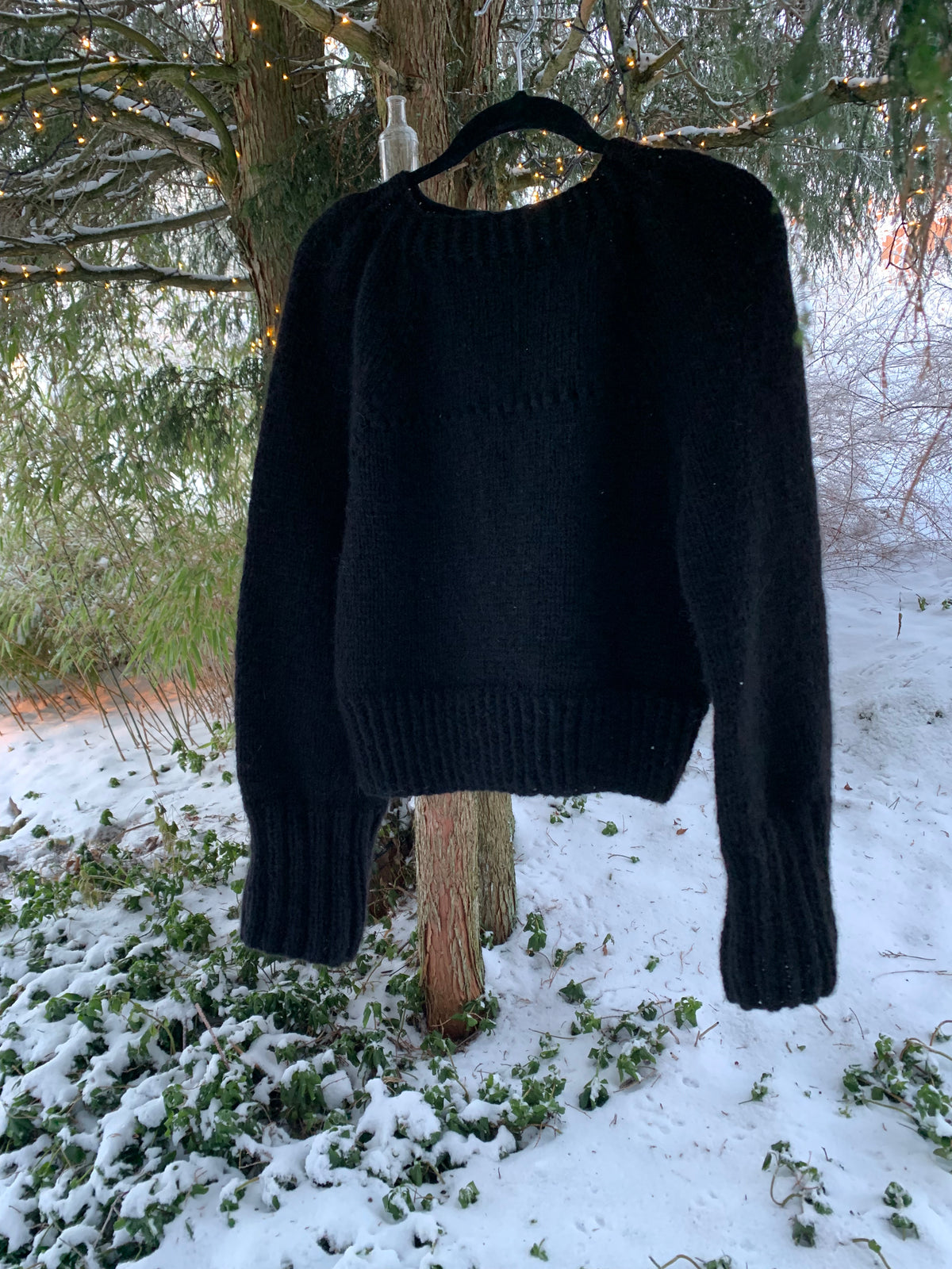 Sweater in soft alpaca with lace border and wide cuffs – Midnight Star from CosyMonday