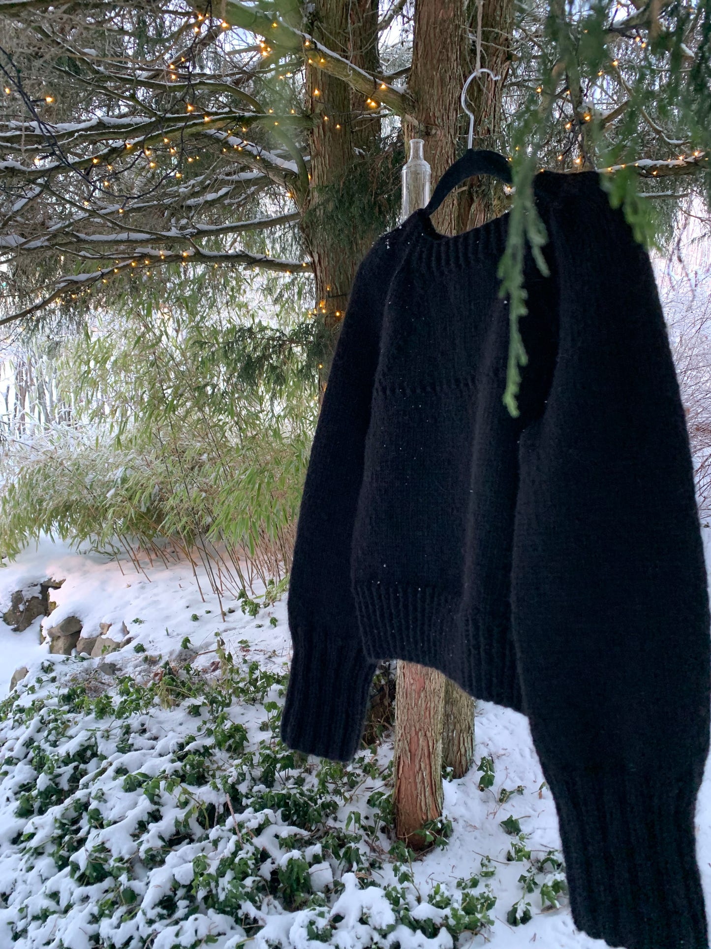 Midnight Star – Strikkeoppskrift på livkort svart alpakka genser