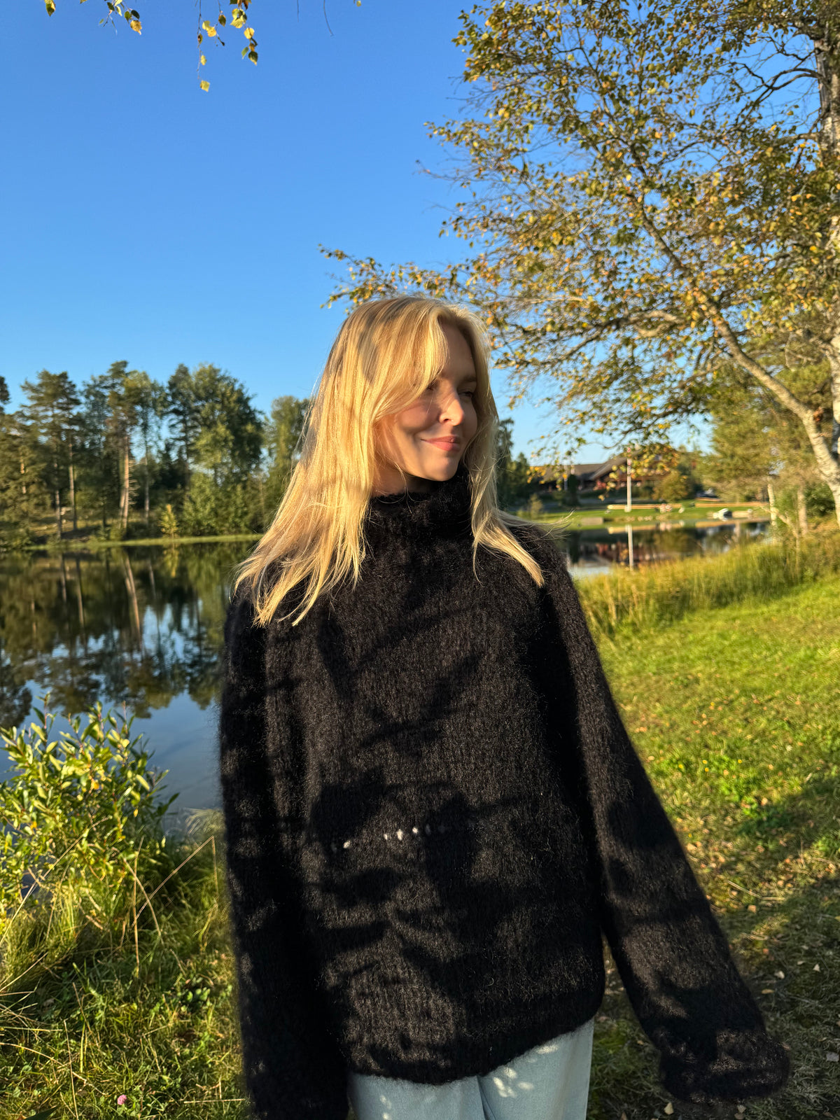 Kort genser med pufferm, høy hals og sidesplitter – Black Lotus Tusha Edition fra CosyMonday