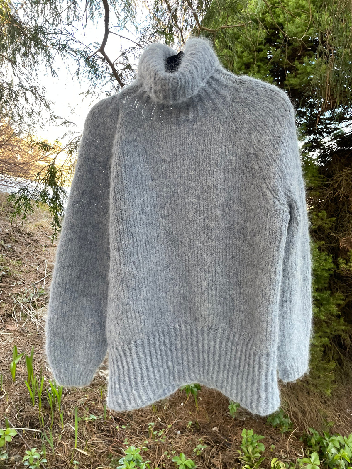High-neck sweater with long ribbing and slim sleeves – Sky High from CosyMonday
