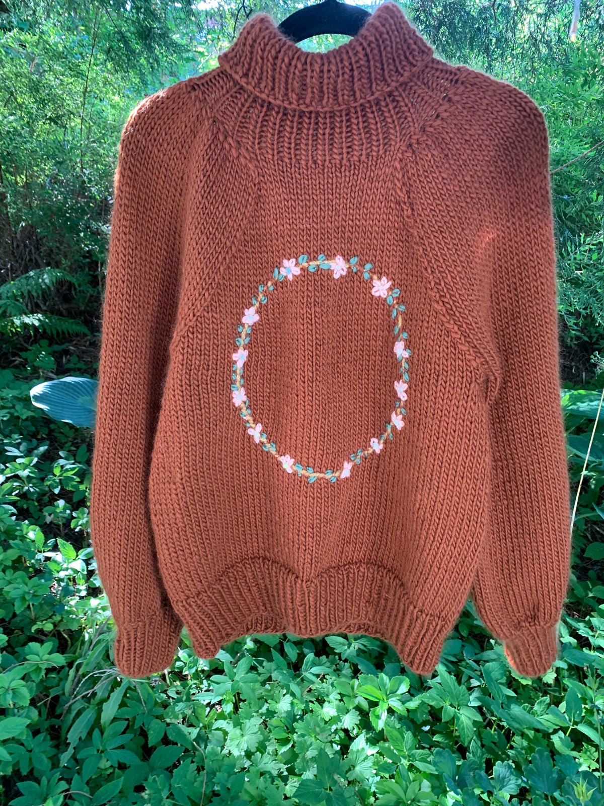 Raglan sweater with puff sleeves and an embroidered flower wreath – Leaves from CosyMonday