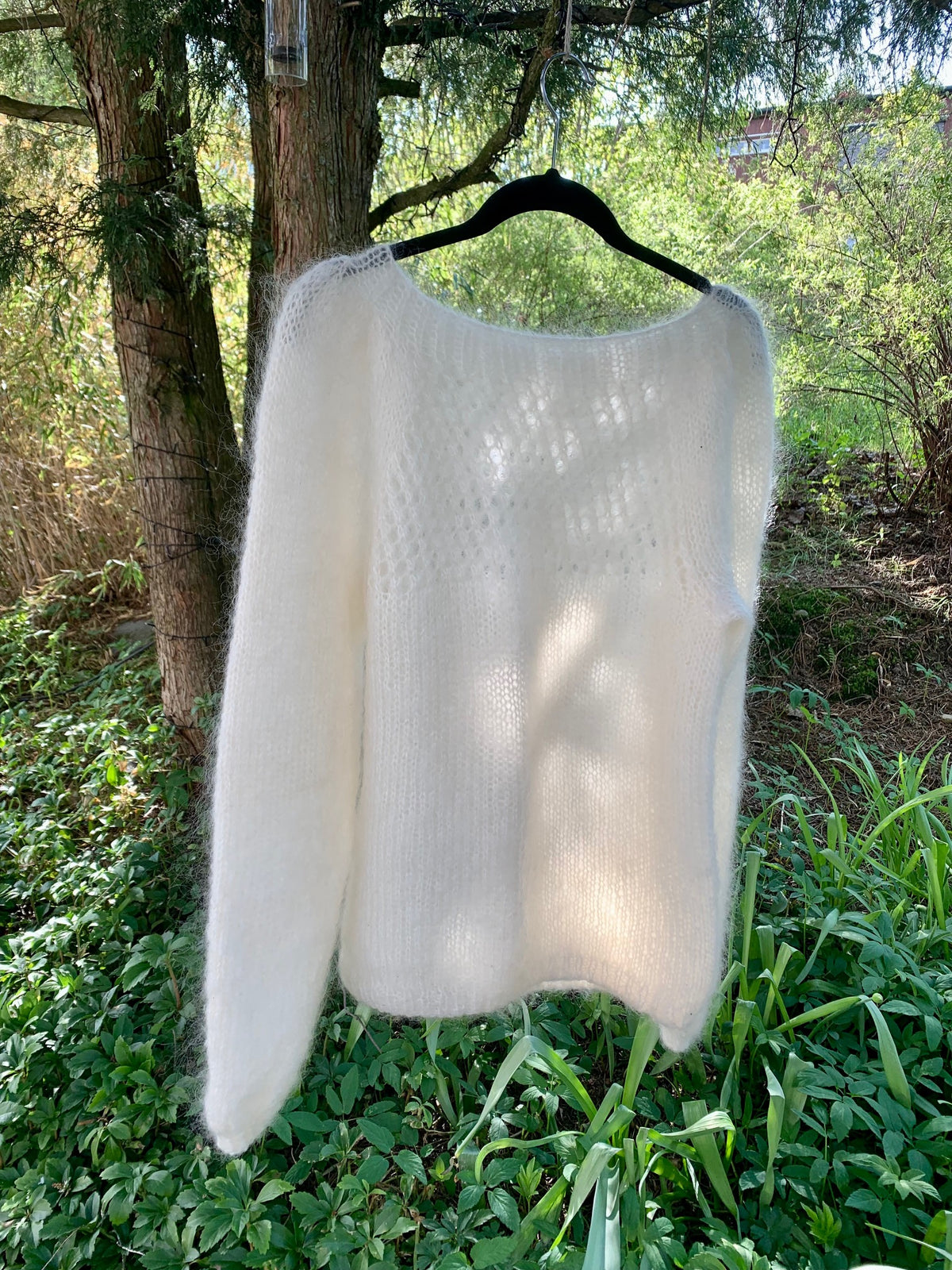 Long-sleeved puff-sleeve sweater in Myk Påfugl with lace pattern and a wide neckline – Summersky from CosyMonday