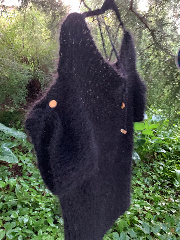 Svart off shoulder mohairtopp med sølvdetaljer