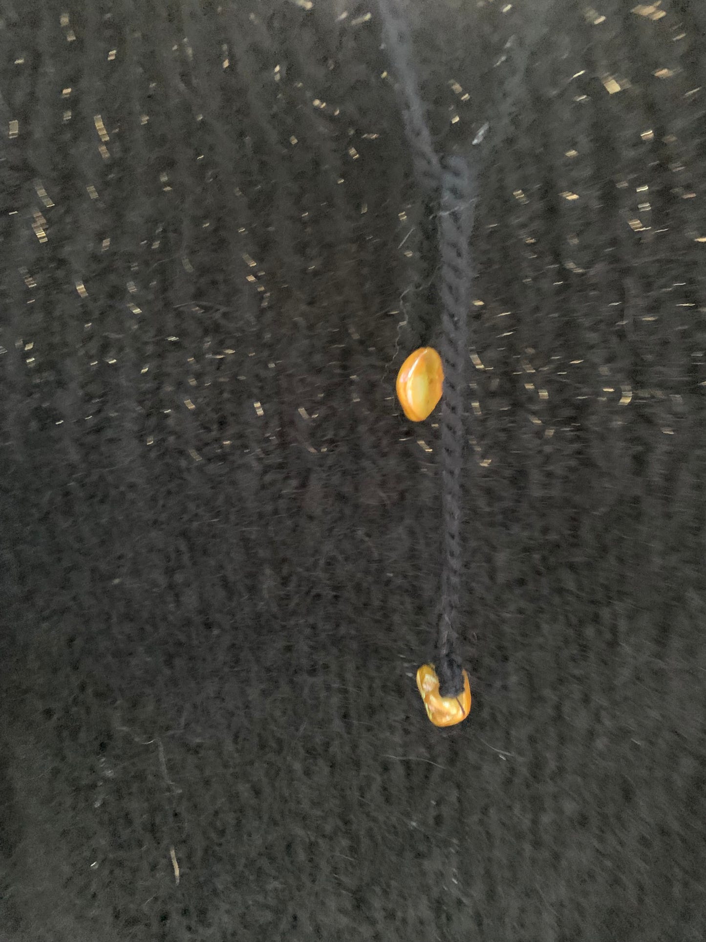 knappedetaljer på en svart off shoulder topp