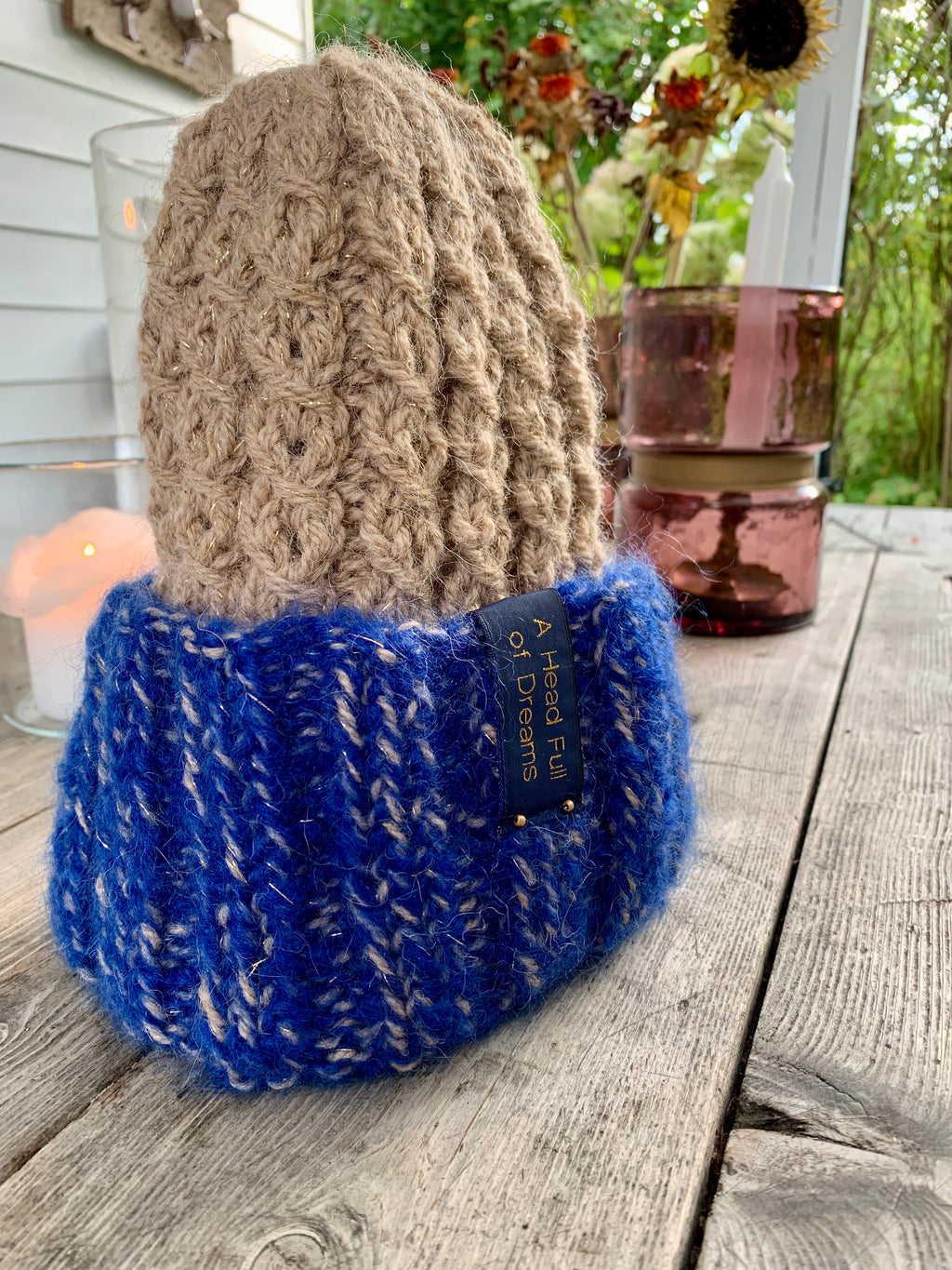 Flettelue i alpakka, mohair og gulltråd – Blueberry fra CosyMonday