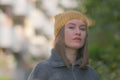 Hodeskjerf i flettestrikk med gulltråd og vintageknapp – Anna's Hood Scarf Golden Sky fra CosyMonday