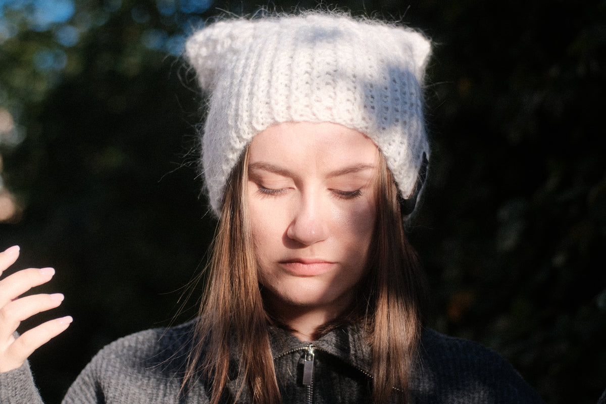 Hodeskjerf i mohair og alpakka med knappelukking, kan brukes som hette eller hals – Anna's Hood Scarf fra CosyMonday